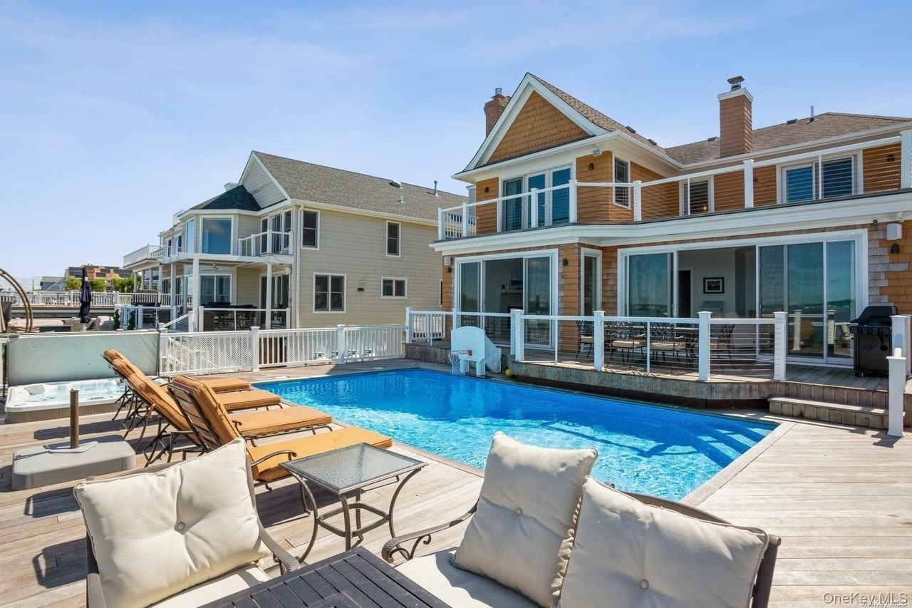 676 Dune Rd - Photo 2 of 20