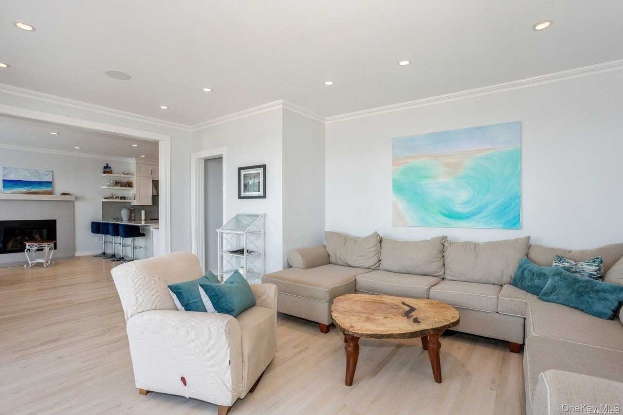 676 Dune Rd - Photo 7 of 20