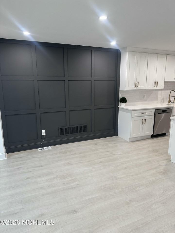 225 Longwood Dr Unit 22-5 #22-5 - Photo 5 of 20