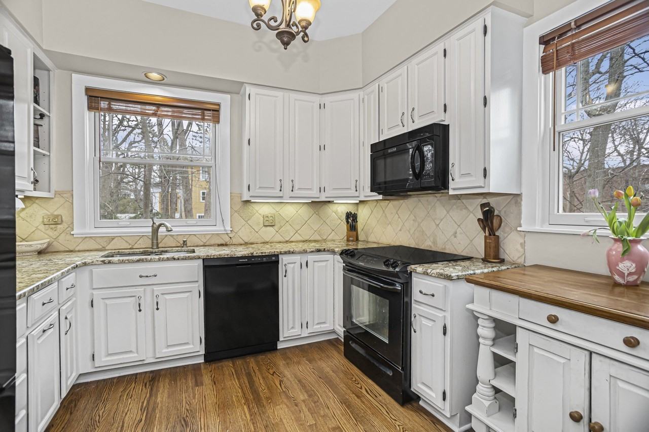 2078 Linden Ave - Photo 4 of 16