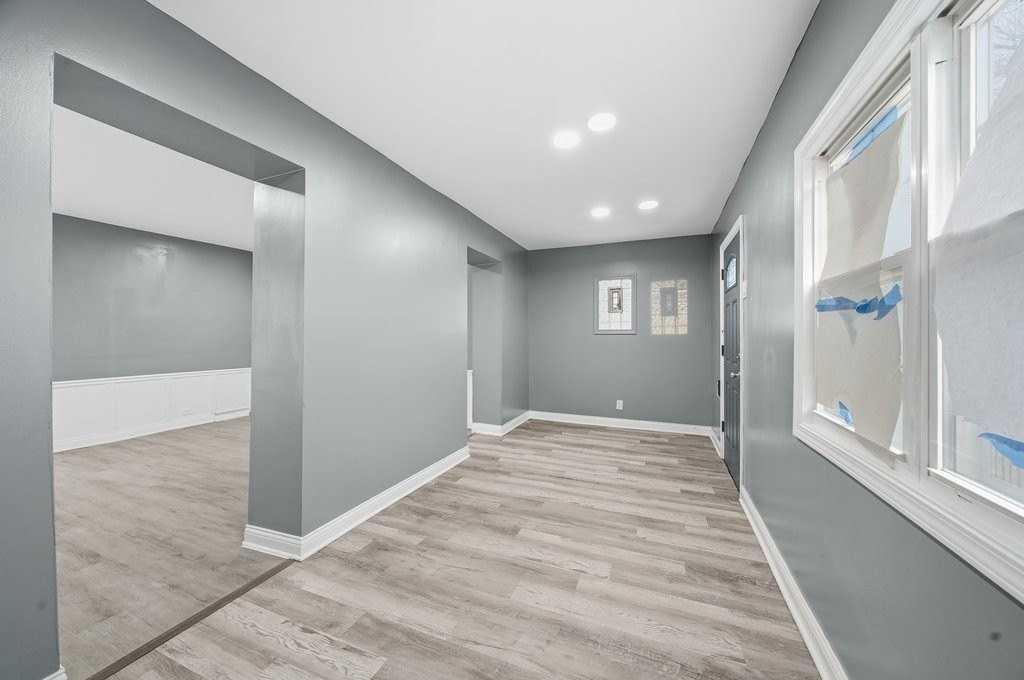 8824 S Wabash Ave - Photo 3 of 29