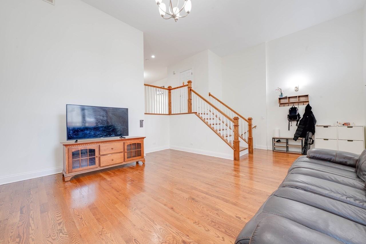 2049 W 34th St - Photo 4 of 25