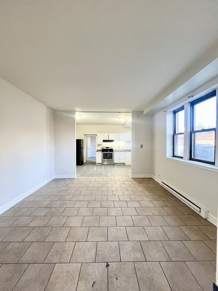 2700 S Hamlin Ave Apt 1f #1F - Photo 2 of 9