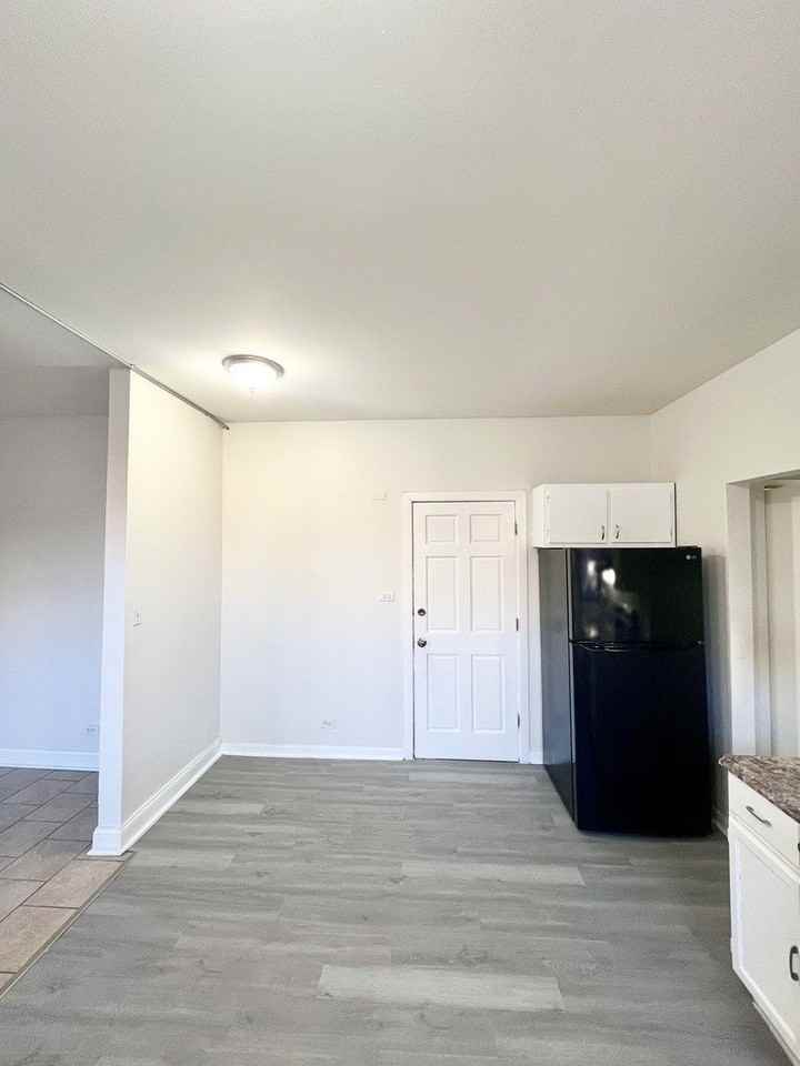 2700 S Hamlin Ave Apt 1f #1F - Photo 5 of 9