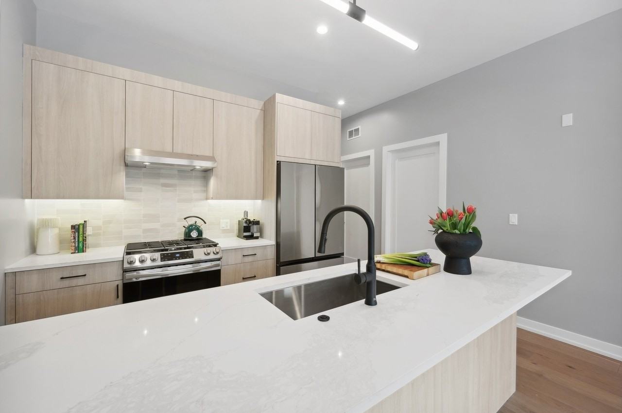 7006 N Glenwood Ave Apt 301 #301 - Photo 3 of 16