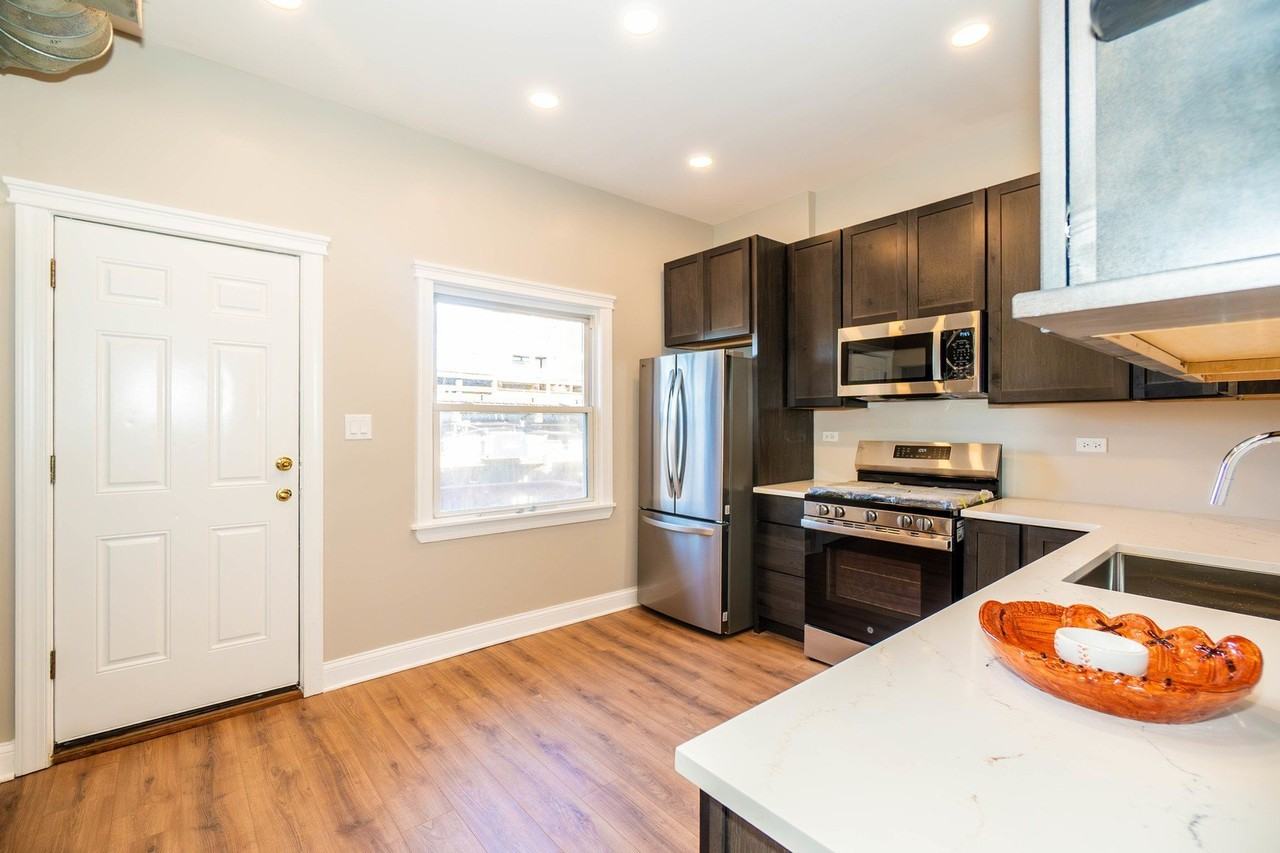 1032 W Dakin St Apt 2a #2A - Photo 6 of 19