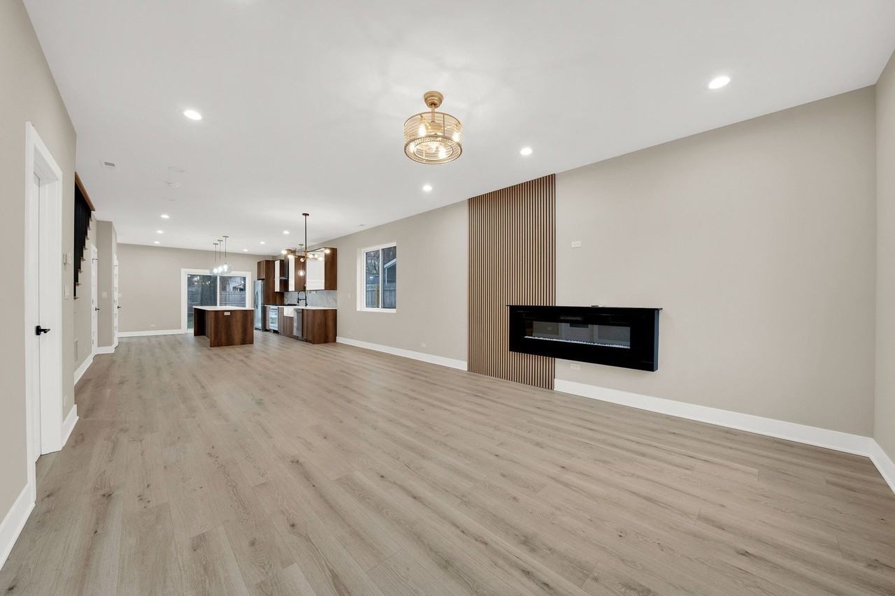 5901 W Erie St - Photo 7 of 38