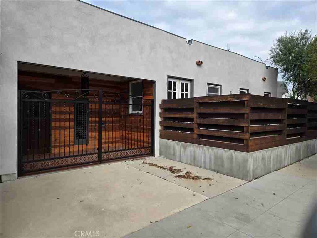 4979 E 14th St - Photo 3 of 26