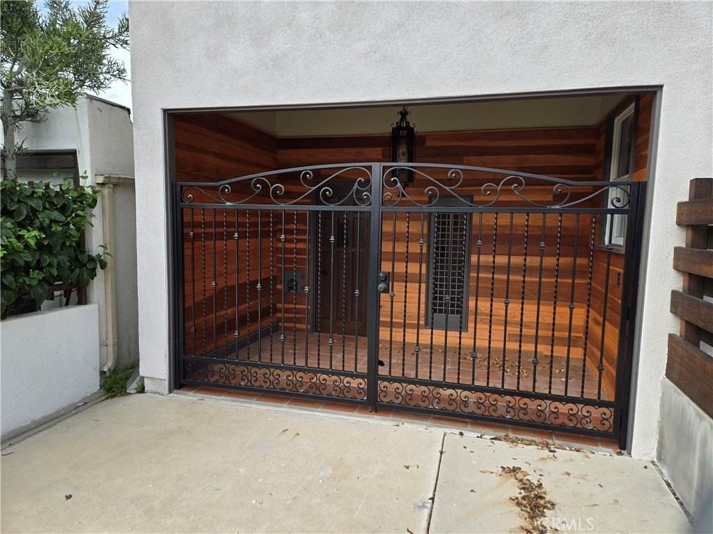 4979 E 14th St - Photo 4 of 26