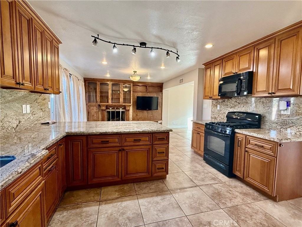 2241 E Oshkosh Ave - Photo 3 of 39