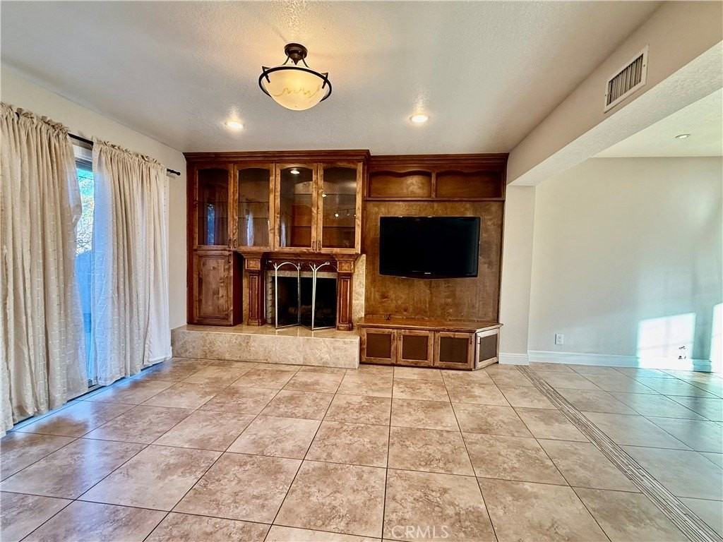 2241 E Oshkosh Ave - Photo 4 of 39