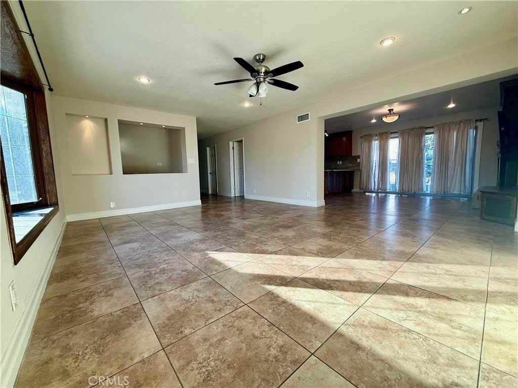 2241 E Oshkosh Ave - Photo 5 of 39