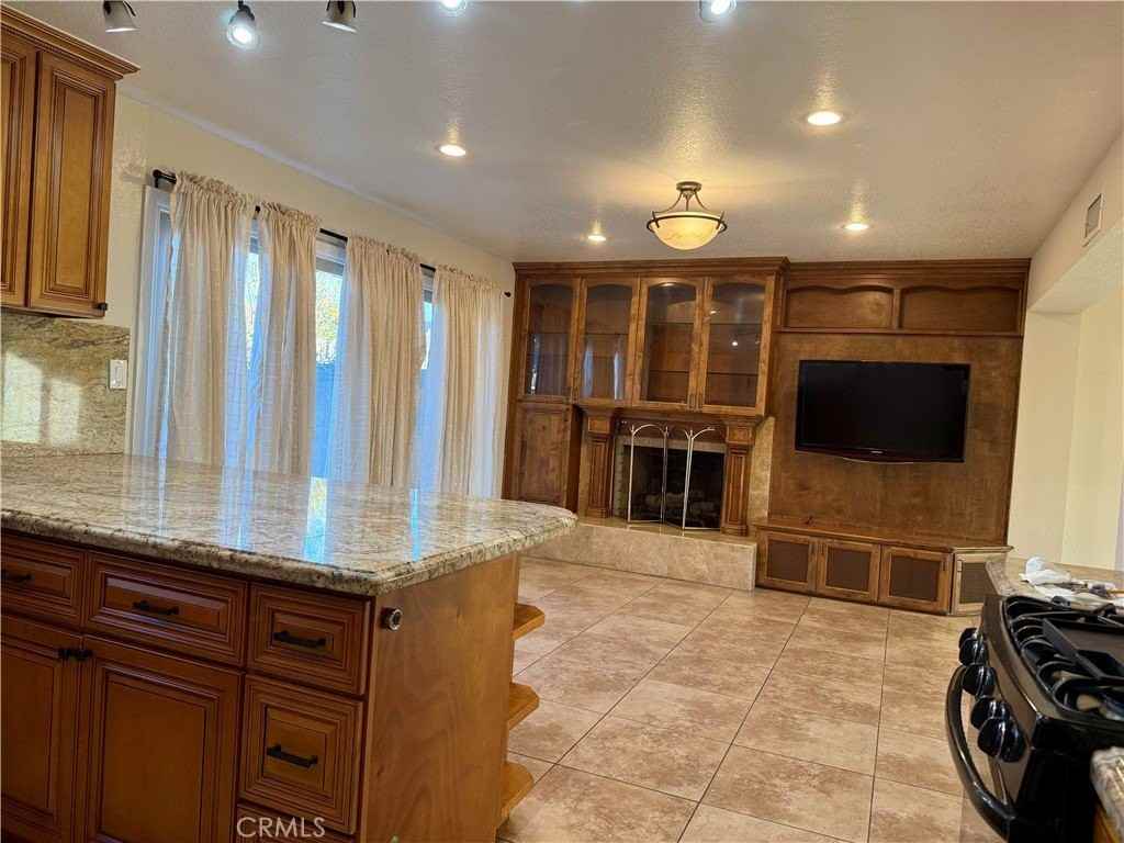 2241 E Oshkosh Ave - Photo 6 of 39