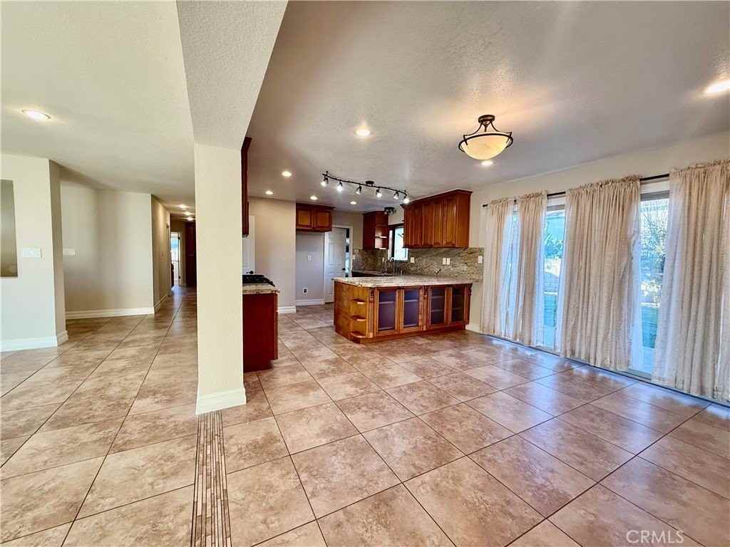 2241 E Oshkosh Ave - Photo 7 of 39