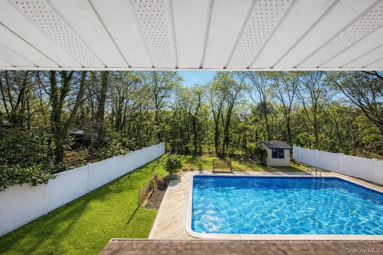 32 Sterling Dr - Photo 4 of 15