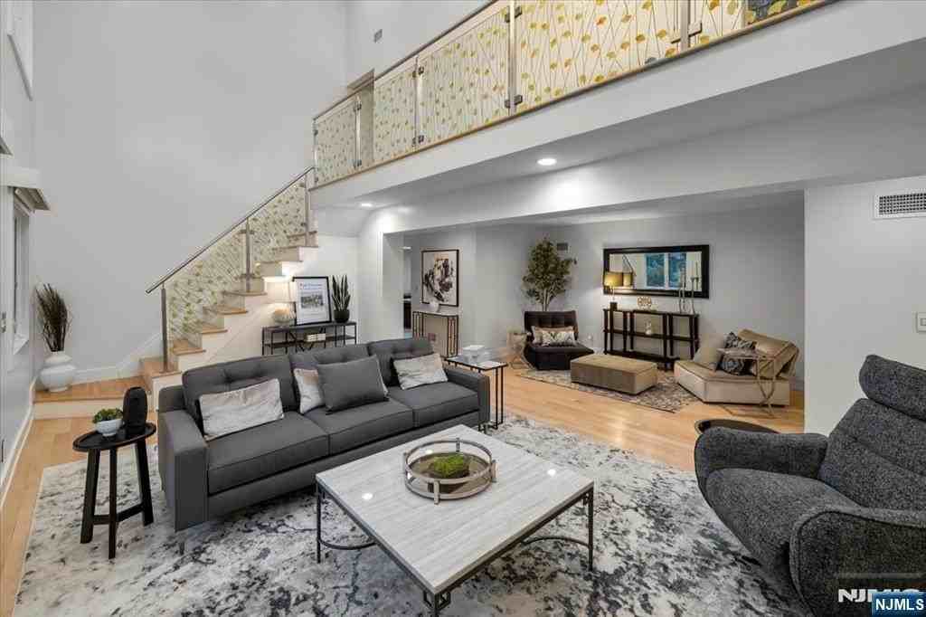 827 Alden Rd - Photo 3 of 34