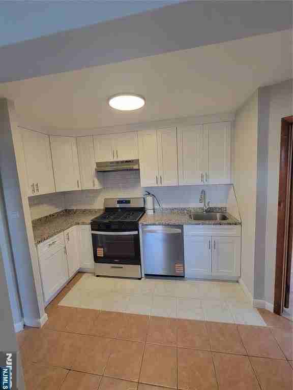 140 Clinton Pl - Photo 3 of 16