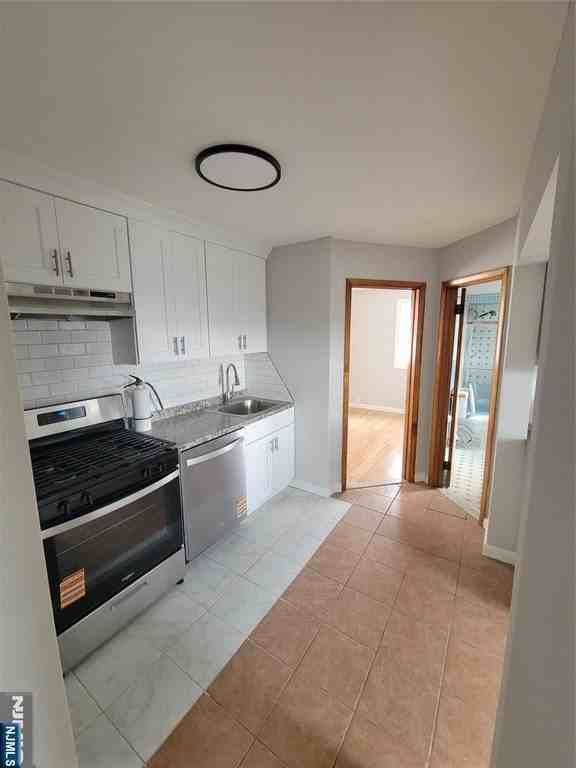 140 Clinton Pl - Photo 4 of 16