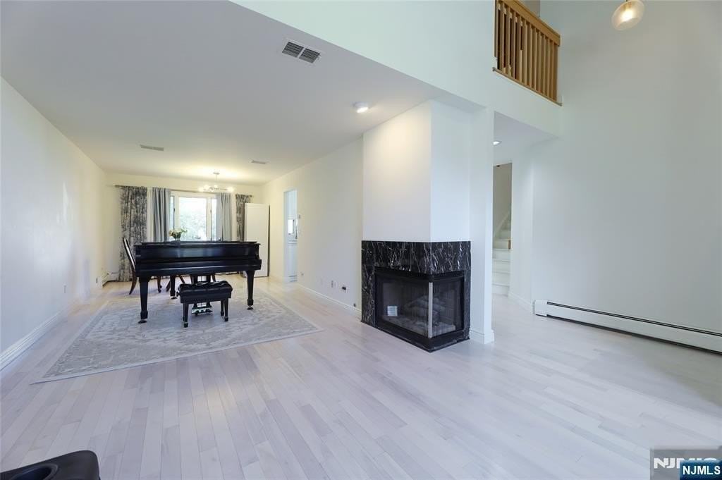 215 Beech Ct - Photo 2 of 18