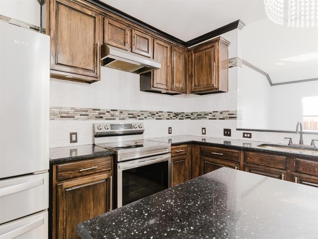 1733 Elm St - Photo 3 of 25