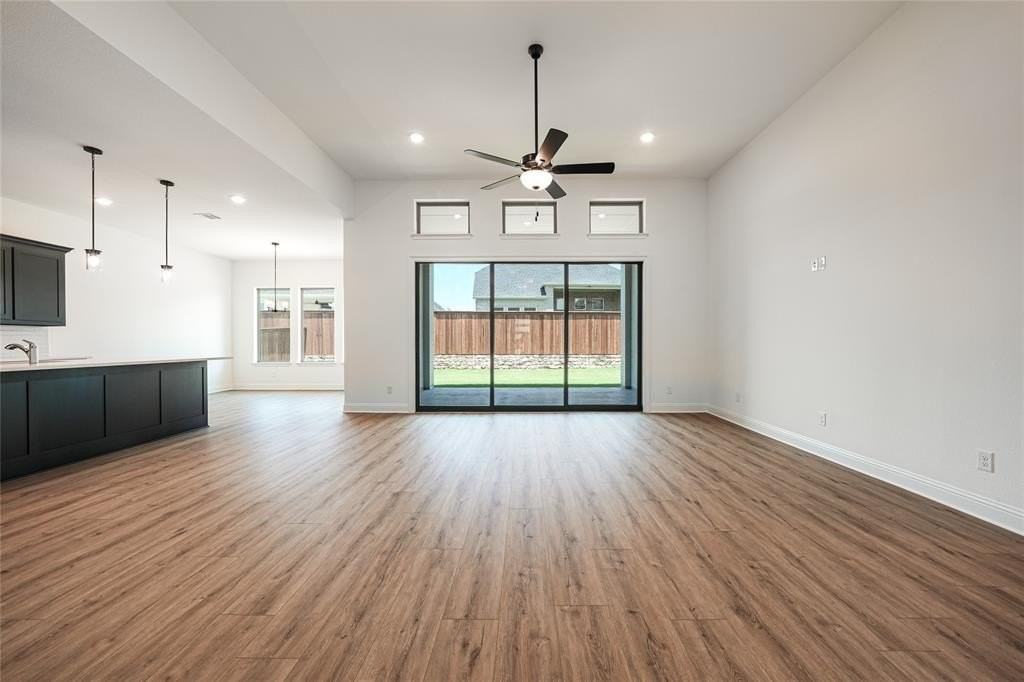 4304 Glen Rose St - Photo 6 of 35