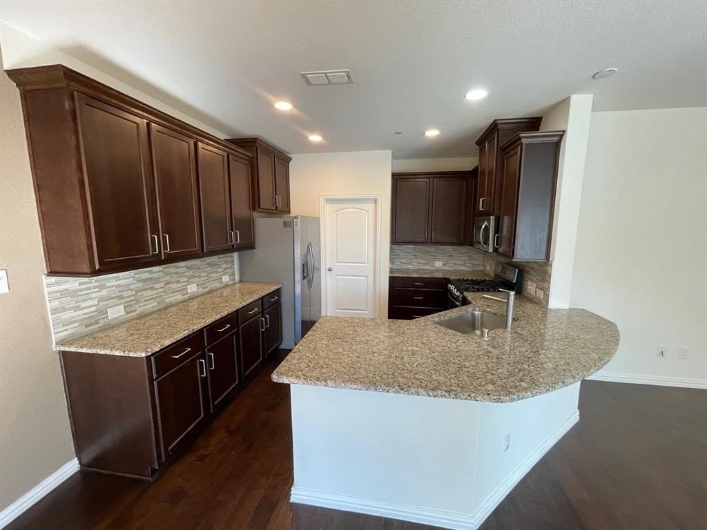 4776 Bridgewater St - Photo 5 of 24