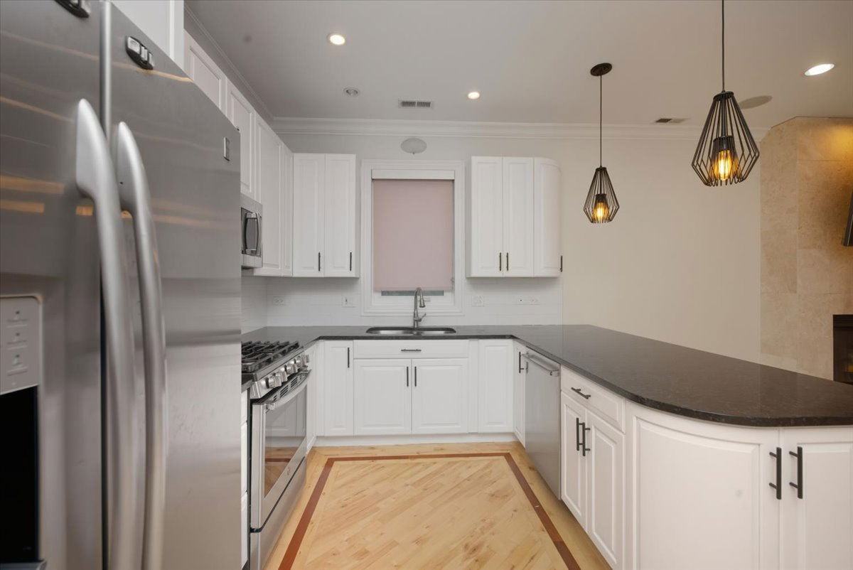 1523 W Huron St #3 - Photo 4 of 8