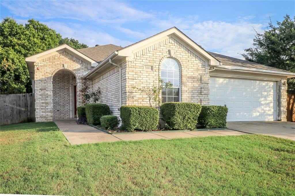 2004 Lennox Ln - Photo 2 of 14