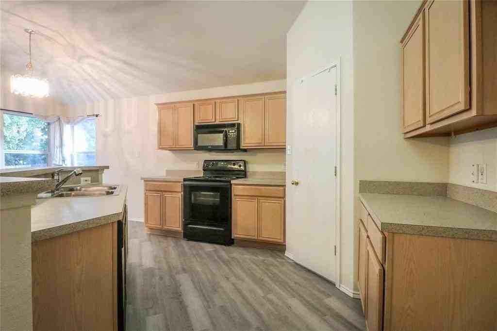 2004 Lennox Ln - Photo 5 of 14