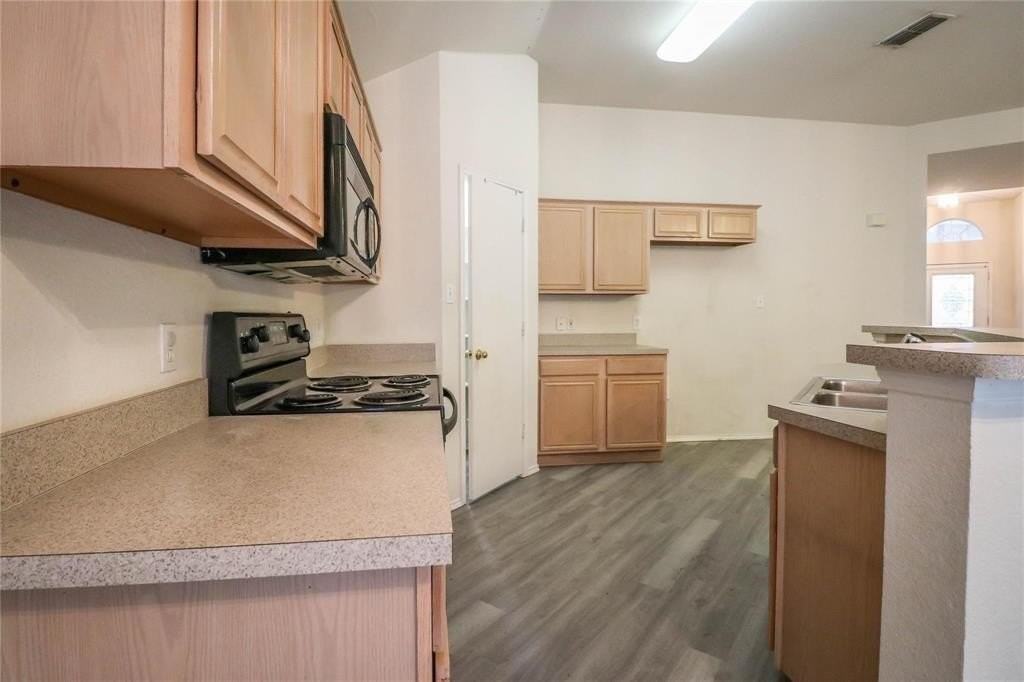 2004 Lennox Ln - Photo 6 of 14