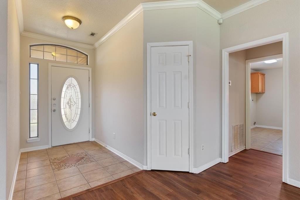 6104 Alexus Dr - Photo 3 of 28