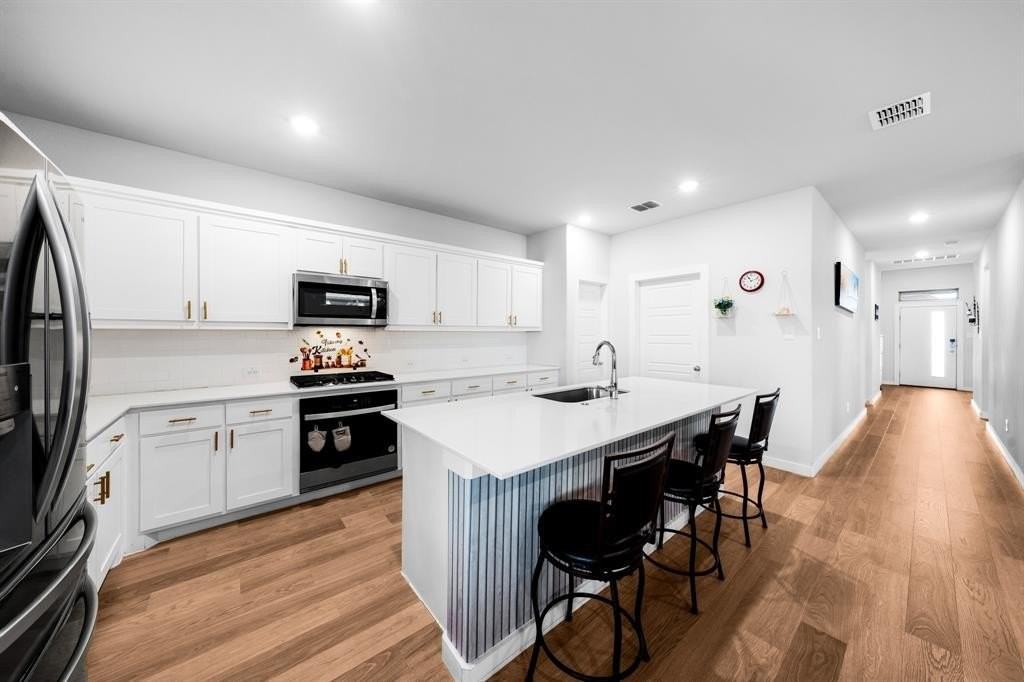 1012 Breezy St - Photo 4 of 34