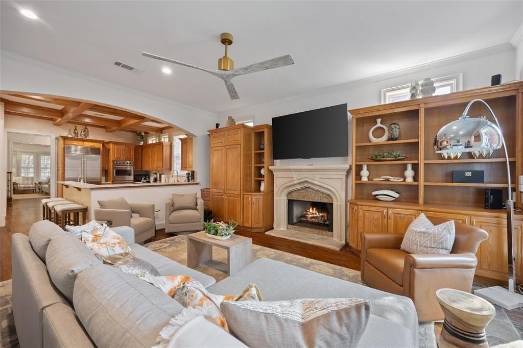 3445 Shenandoah St - Photo 3 of 37