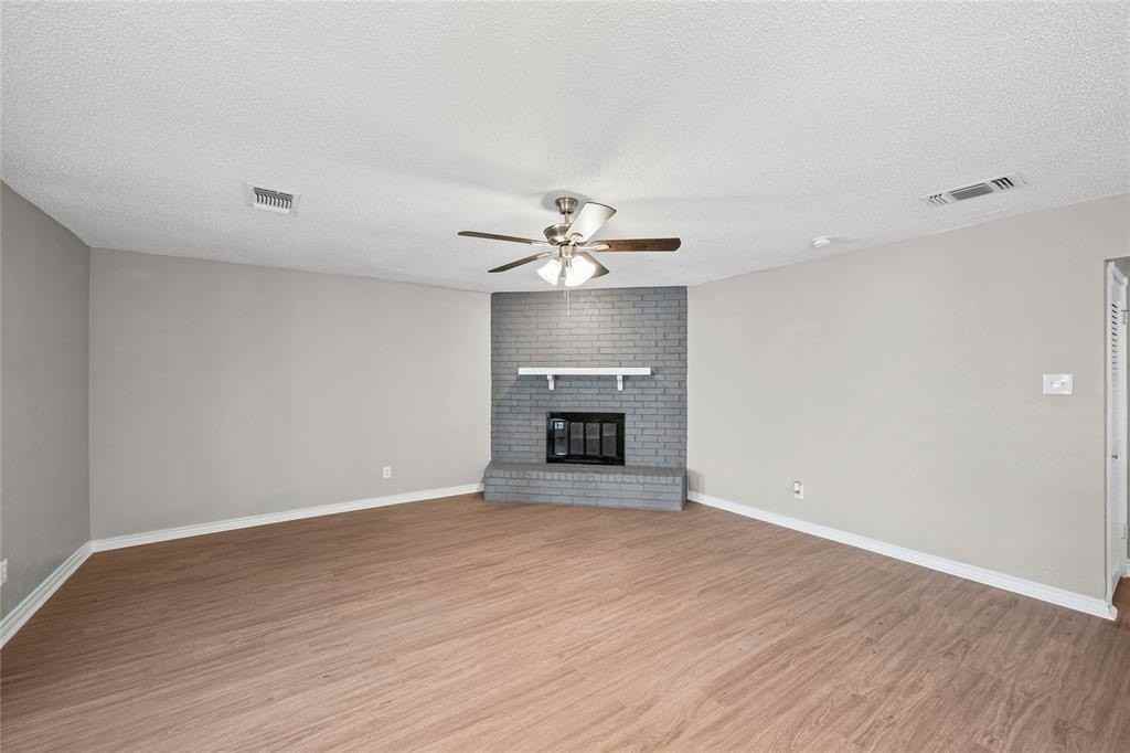 565 Park Center Blvd - Photo 3 of 16