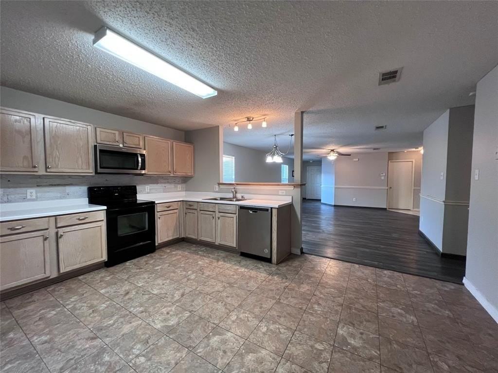 5513 Wiltshire Dr - Photo 4 of 21