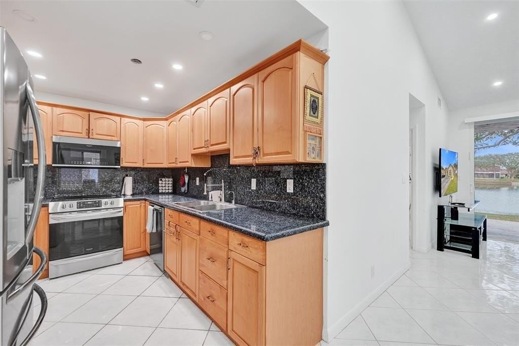 5514 Sw 28th Ter - Photo 7 of 32