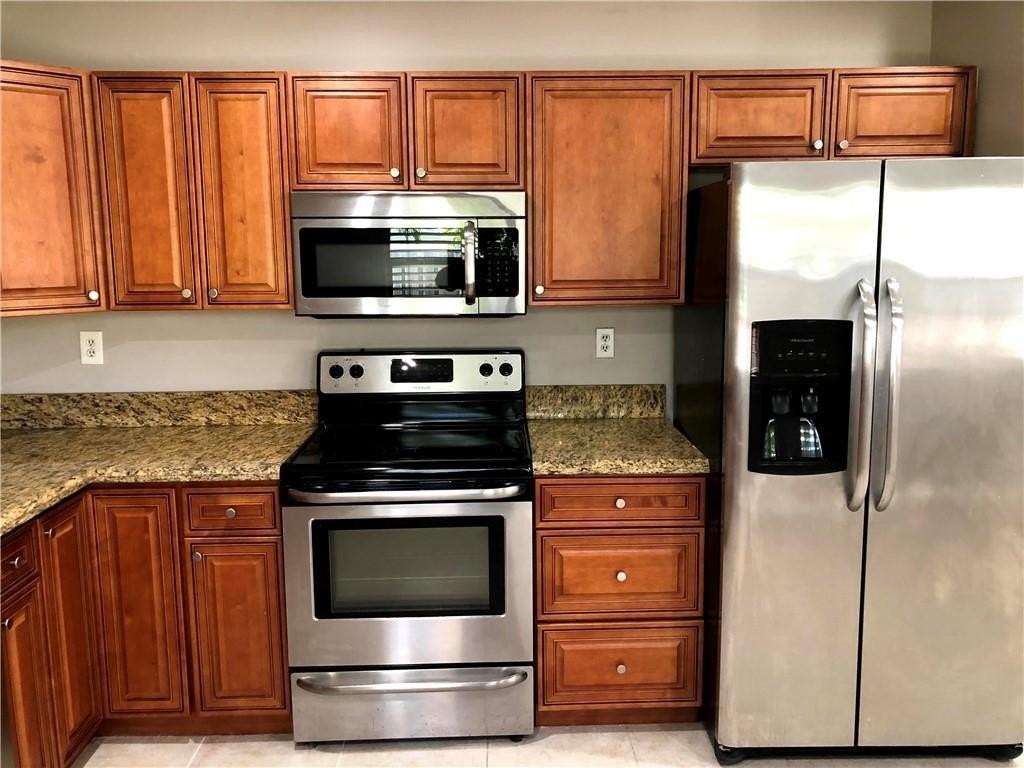 432 Ne 23rd St - Photo 5 of 18