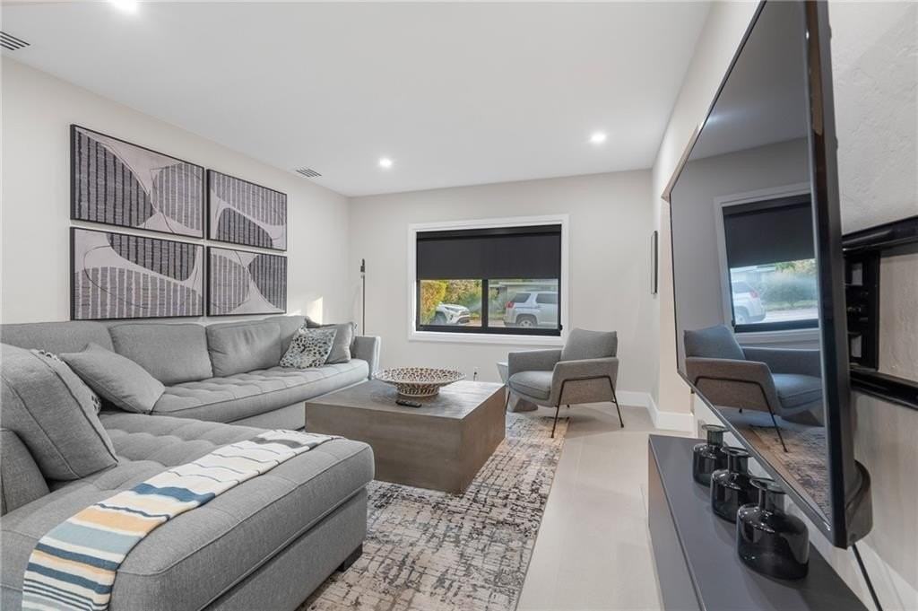 425 Ne 25th St - Photo 2 of 50