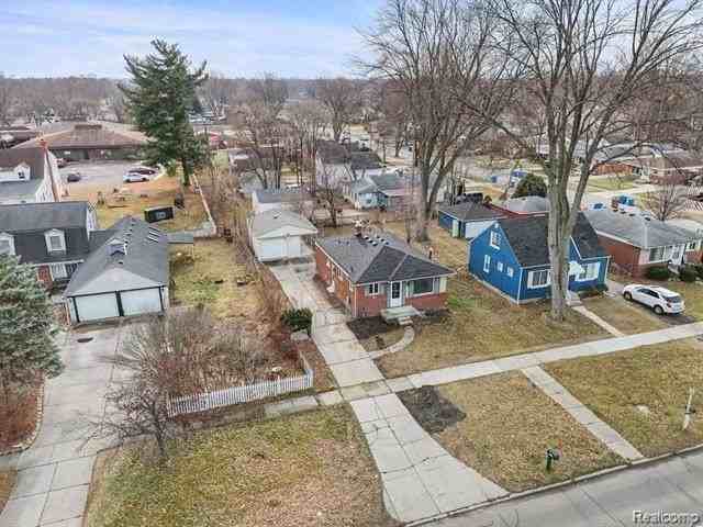 25037 Joy Rd - Photo 3 of 32