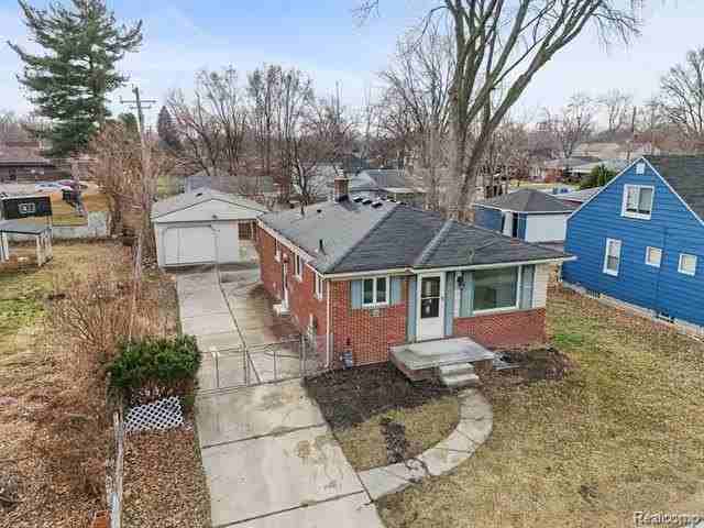 25037 Joy Rd - Photo 4 of 32