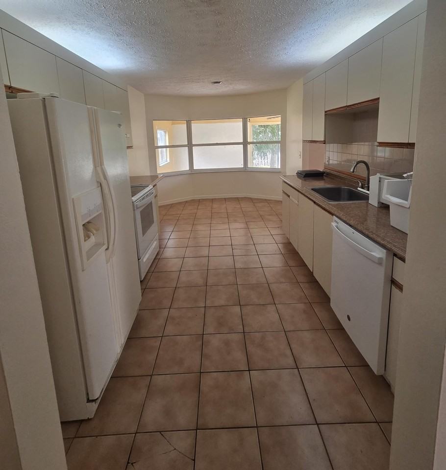 2081 Se Stonecrop St - Photo 3 of 14