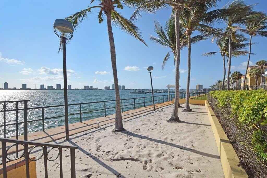 1030 Lake Shore Dr #202 - Photo 4 of 19