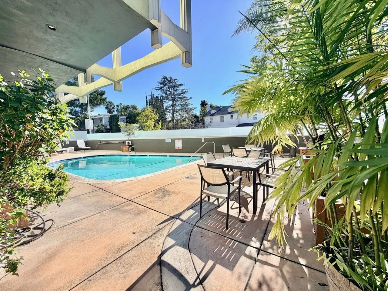 Wilshire Embassy Apartments - Photo 7 of 8