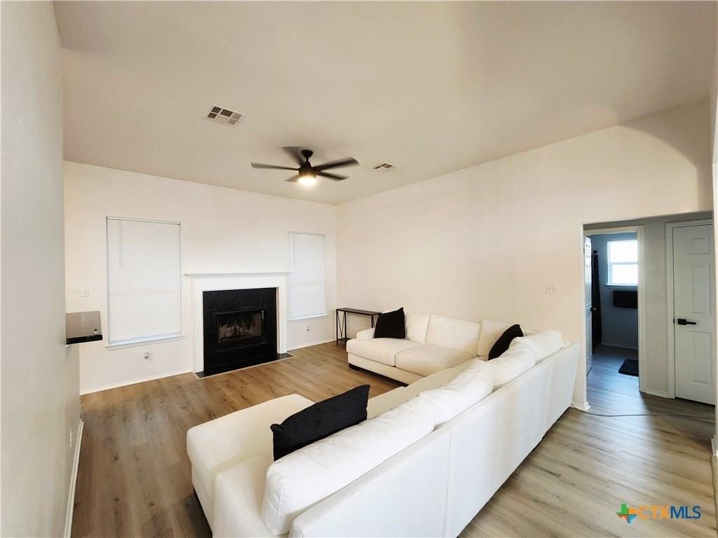 1212 Neuberry Cliffe - Photo 4 of 19