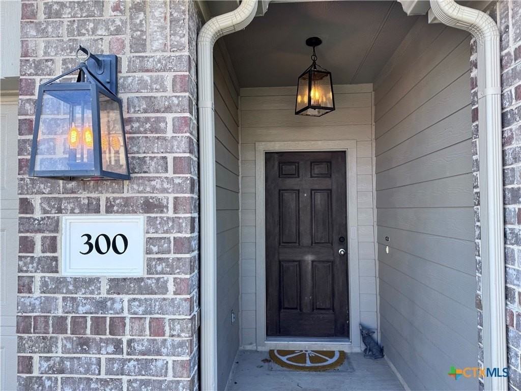 300 Colthorpe Ln - Photo 3 of 46