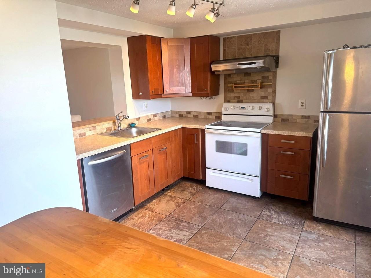 1318 Pear Tree Ct - Photo 2 of 9