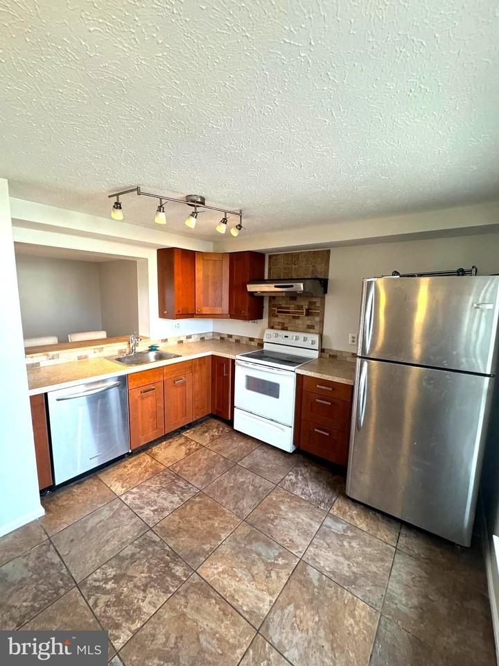 1318 Pear Tree Ct - Photo 3 of 9