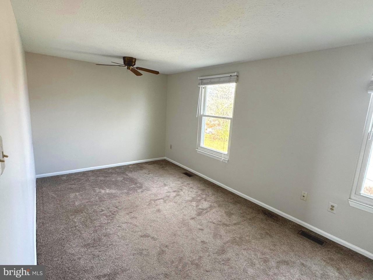 1318 Pear Tree Ct - Photo 6 of 9