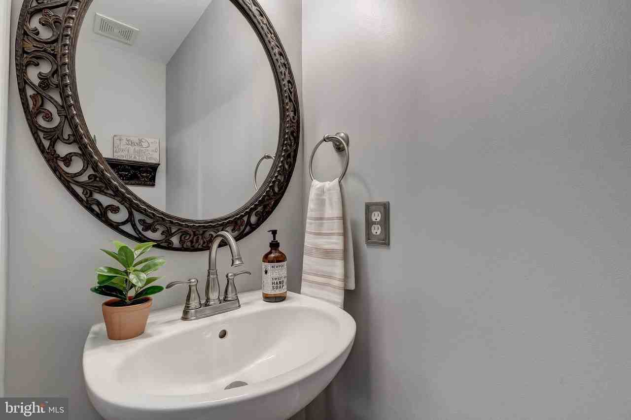 583 Henderson Rd - Photo 5 of 48