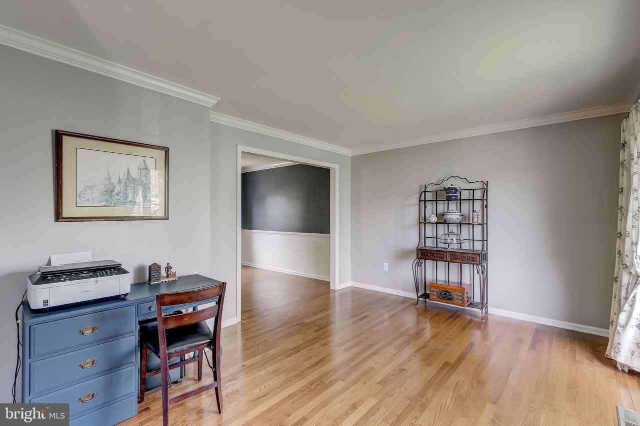 583 Henderson Rd - Photo 6 of 48